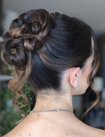 Penteado com cabelo preso em coque